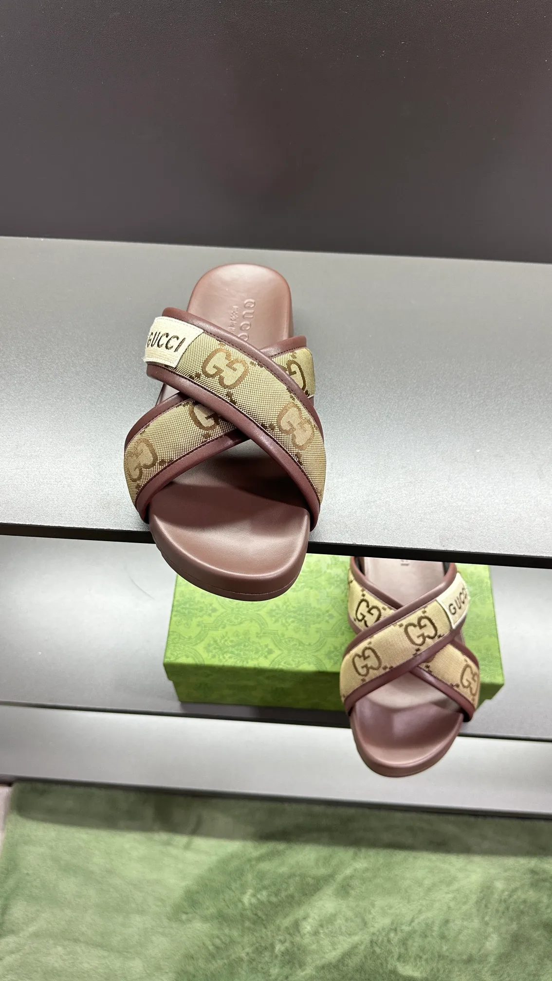 [G Family Couple Style] P: 300💰Female size 36~40 Men's size 39~45, (46. Custom-made Unisex GG slippers This slipper is made of GG polyester fiber and is decorated with a Gucci label on the front, adding a striking logo feel to the style. Beige GG recycled polyester fiber Unisex leather trim "Gucci Made in Italy" embroidered label Rubber sole Flat Made in Italy